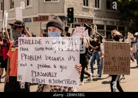 San Jose, Usa. Mai 2020. SAN JOSE, CA - MAI 29: Demonstranten marschieren am 29. Mai 2020 nach dem Tod von George Floyd die East Santa Clara Street in San Jose, Kalifornien hinunter. (Foto von Chris Tuite/ImageSPACE) Quelle: Imagespace/Alamy Live News Stockfoto