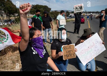 San Jose, Usa. Mai 2020. SAN JOSE, CA- MAI 29: Demonstranten demonstrieren, während sie den Highway 101 in beide Richtungen in San Jose, Kalifornien am 30. Mai 2020 nach dem Tod von George Floyd abschalten. (Foto von Chris Tuite/ImageSPACE) Quelle: Imagespace/Alamy Live News Stockfoto