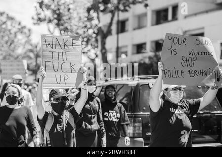 San Jose, Ca. Mai 2020. Demonstranten marschieren am 29. Mai 2020 nach dem Tod von George Floyd in der East Santa Clara Street in San Jose, Kalifornien, hinunter. ( Kredit: Chris Tuite/Image Space/Media Punch)/Alamy Live News Stockfoto