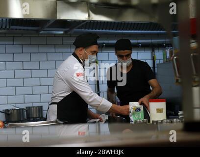 Ankara, Türkei. Juni 2020. Die Köche bereiten am 1. Juni 2020 in einem Café in Ankara, Türkei, Mahlzeiten zu. Die Türkei hat am Montag einen wichtigen Schritt in Richtung Normalisierung unternommen und es den Restaurants, Cafés und vielen Geschäften ermöglicht, nach mehr als zwei Monaten COVID-19-Sperrbeschränkungen wieder zu öffnen, aber die Gesundheitsexperten fordern Wachsamkeit. Kredit: Mustafa Kaya/Xinhua/Alamy Live News Stockfoto