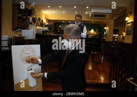 Ankara, Türkei. Juni 2020. Ein Mann desinfiziert seine Hände am 1. Juni 2020 in einem Café in Ankara, Türkei. Die Türkei hat am Montag einen wichtigen Schritt in Richtung Normalisierung unternommen und es den Restaurants, Cafés und vielen Geschäften ermöglicht, nach mehr als zwei Monaten COVID-19-Sperrbeschränkungen wieder zu öffnen, aber die Gesundheitsexperten fordern Wachsamkeit. Kredit: Mustafa Kaya/Xinhua/Alamy Live News Stockfoto