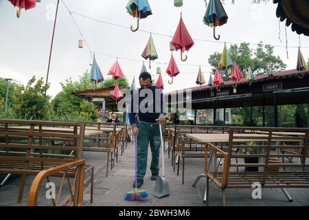 Ankara, Türkei. Juni 2020. Ein Mann reinigt die Terrasse eines Cafés in Ankara, Türkei, am 1. Juni 2020. Die Türkei hat am Montag einen wichtigen Schritt in Richtung Normalisierung unternommen und es den Restaurants, Cafés und vielen Geschäften ermöglicht, nach mehr als zwei Monaten COVID-19-Sperrbeschränkungen wieder zu öffnen, aber die Gesundheitsexperten fordern Wachsamkeit. Kredit: Mustafa Kaya/Xinhua/Alamy Live News Stockfoto