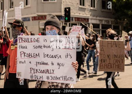 San Jose, Ca. Mai 2020. Demonstranten marschieren am 29. Mai 2020 nach dem Tod von George Floyd in der East Santa Clara Street in San Jose, Kalifornien, hinunter. ( Kredit: Chris Tuite/Image Space/Media Punch)/Alamy Live News Stockfoto