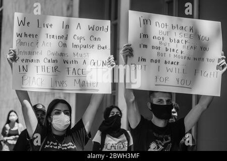 San Jose, Ca. Mai 2020. Demonstranten marschieren am 29. Mai 2020 nach dem Tod von George Floyd in der East Santa Clara Street in San Jose, Kalifornien, hinunter. ( Kredit: Chris Tuite/Image Space/Media Punch)/Alamy Live News Stockfoto