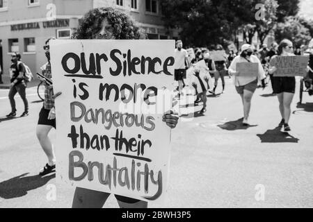 San Jose, Ca. Mai 2020. Demonstranten marschieren am 29. Mai 2020 nach dem Tod von George Floyd in der East Santa Clara Street in San Jose, Kalifornien, hinunter. ( Kredit: Chris Tuite/Image Space/Media Punch)/Alamy Live News Stockfoto