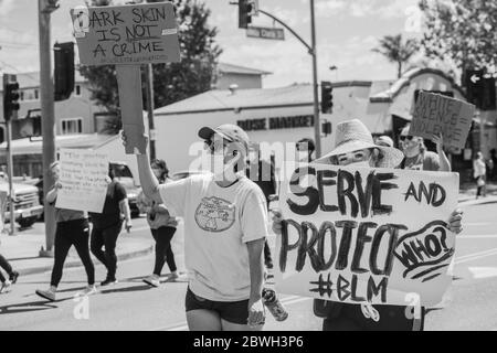 San Jose, Ca. Mai 2020. Demonstranten marschieren am 29. Mai 2020 nach dem Tod von George Floyd in der East Santa Clara Street in San Jose, Kalifornien, hinunter. ( Kredit: Chris Tuite/Image Space/Media Punch)/Alamy Live News Stockfoto