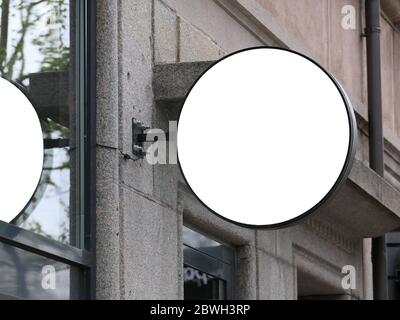 Rundes Schild auf der Ziegelmauer Kopenhagen Stockfoto