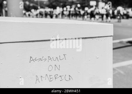 San Jose, Ca. Mai 2020. Demonstranten marschieren am 29. Mai 2020 nach dem Tod von George Floyd in der East Santa Clara Street in San Jose, Kalifornien, hinunter. ( Kredit: Chris Tuite/Image Space/Media Punch)/Alamy Live News Stockfoto