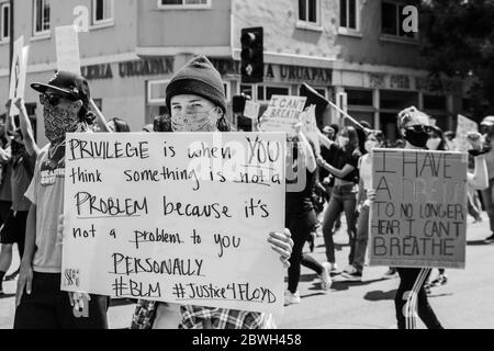 San Jose, Ca. Mai 2020. Demonstranten marschieren am 29. Mai 2020 nach dem Tod von George Floyd in der East Santa Clara Street in San Jose, Kalifornien, hinunter. ( Kredit: Chris Tuite/Image Space/Media Punch)/Alamy Live News Stockfoto