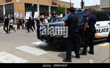 Racine, Wisconsin, USA. Juni 2020. Mehr als hundert Demonstranten verlassen das Racine County Courthouse und marschieren zur Polizeistation. Sie versammelten sich am historischen Monument Square im Zentrum von Racine, Wisconsin Montag, 1. Juni 2020, um gegen den Tod von George Floyd und anderen Afroamerikanern durch die Polizei zu protestieren, bevor sie zum Gerichtsgebäude gingen. Sie kehrten auf den Platz zurück, um ihren Protest fortzusetzen. Quelle: Mark Hertzberg/ZUMA Wire/Alamy Live News Stockfoto