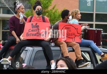 Racine, Wisconsin, USA. Juni 2020. Mehr als hundert Menschen versammelten sich am historischen Monument Square in der Innenstadt von Racine, Wisconsin Montag, 1. Juni 2020. Sie hatten sich dort zuerst versammelt, um gegen den Tod von George Floyd und anderen Afroamerikanern durch die Polizei zu protestieren, bevor sie zum Gerichtsgebäude und zur Polizeistation gingen und auf den Platz zurückkehrten, um ihren Protest fortzusetzen. Quelle: Mark Hertzberg/ZUMA Wire/Alamy Live News Stockfoto