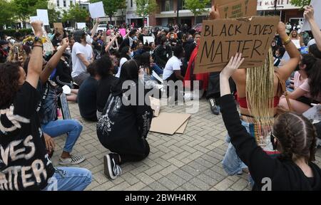 Racine, Wisconsin, USA. Juni 2020. Mehr als hundert Menschen versammelten sich am historischen Monument Square in der Innenstadt von Racine, Wisconsin Montag, 1. Juni 2020. Sie hatten sich dort zuerst versammelt, um gegen den Tod von George Floyd und anderen Afroamerikanern durch die Polizei zu protestieren, bevor sie zum Gerichtsgebäude und zur Polizeistation gingen und auf den Platz zurückkehrten, um ihren Protest fortzusetzen. Quelle: Mark Hertzberg/ZUMA Wire/Alamy Live News Stockfoto