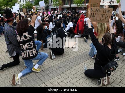 Racine, Wisconsin, USA. Juni 2020. Mehr als hundert Menschen versammelten sich am historischen Monument Square in der Innenstadt von Racine, Wisconsin Montag, 1. Juni 2020. Sie hatten sich dort zuerst versammelt, um gegen den Tod von George Floyd und anderen Afroamerikanern durch die Polizei zu protestieren, bevor sie zum Gerichtsgebäude und zur Polizeistation gingen und auf den Platz zurückkehrten, um ihren Protest fortzusetzen. Quelle: Mark Hertzberg/ZUMA Wire/Alamy Live News Stockfoto