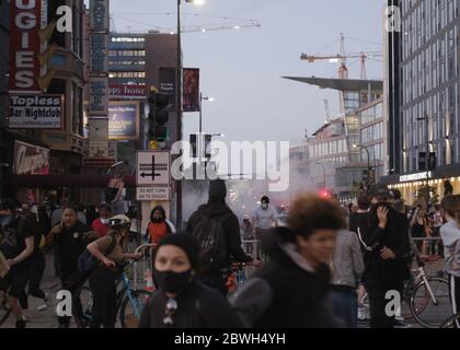 Minneapolis, Usa. Mai 2020. Minneapolis, MN - 29. Mai 2020: Demonstranten auf den Straßen am Schauplatz des George Floyd Black Lives Matter Protests und Ausschreitungen am 29. Mai 2020 in Minneapolis, Minnesota. Quelle: Elliot Malcolm/Der Fotozugang Quelle: Der Fotozugang/Alamy Live News Stockfoto