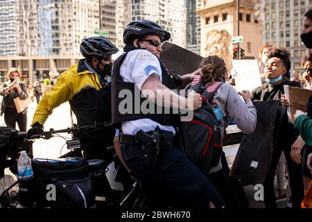 Chicago, USA. Mai 2020. Demonstranten stoßen bei einem Protest gegen den Tod von George Floyd in Chicago, USA, am 30. Mai 2020 auf die Polizei. Der Bürgermeister von Chicago, Lori Lightfoot, hat der Stadt am 30. Mai eine Ausgangssperre auferlegt. Chicagos Vorsichtsmaßnahmen folgten einem chaotischen und gewalttätigen Samstagabend, als viele Geschäfte entlang der Straßen geplündert, Polizeiautos umgekippt und einige Eigenschaften beschädigt wurden. Kredit: Christopher Dilts/Xinhua/Alamy Live News Stockfoto