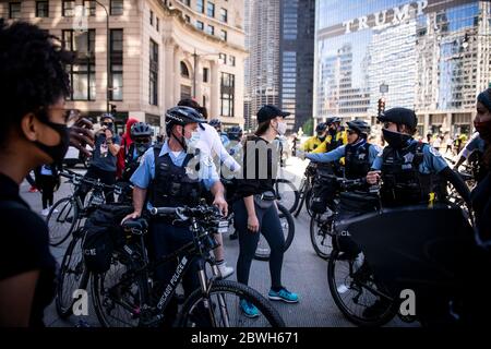 Chicago, USA. Mai 2020. Demonstranten stoßen bei einem Protest gegen den Tod von George Floyd in Chicago, USA, am 30. Mai 2020 auf die Polizei. Der Bürgermeister von Chicago, Lori Lightfoot, hat der Stadt am 30. Mai eine Ausgangssperre auferlegt. Chicagos Vorsichtsmaßnahmen folgten einem chaotischen und gewalttätigen Samstagabend, als viele Geschäfte entlang der Straßen geplündert, Polizeiautos umgekippt und einige Eigenschaften beschädigt wurden. Kredit: Christopher Dilts/Xinhua/Alamy Live News Stockfoto