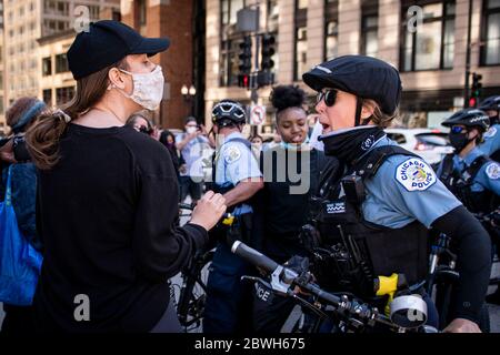 Chicago, USA. Mai 2020. Demonstranten stoßen bei einem Protest gegen den Tod von George Floyd in Chicago, USA, am 30. Mai 2020 auf die Polizei. Der Bürgermeister von Chicago, Lori Lightfoot, hat der Stadt am 30. Mai eine Ausgangssperre auferlegt. Chicagos Vorsichtsmaßnahmen folgten einem chaotischen und gewalttätigen Samstagabend, als viele Geschäfte entlang der Straßen geplündert, Polizeiautos umgekippt und einige Eigenschaften beschädigt wurden. Kredit: Christopher Dilts/Xinhua/Alamy Live News Stockfoto