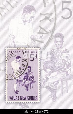 SEATTLE WASHINGTON - 30. Mai 2020: Mann, Frau und Kind auf Gesundheitszentren 1964 Marke von Papua und Neuguinea. Scott # 184. Stockfoto