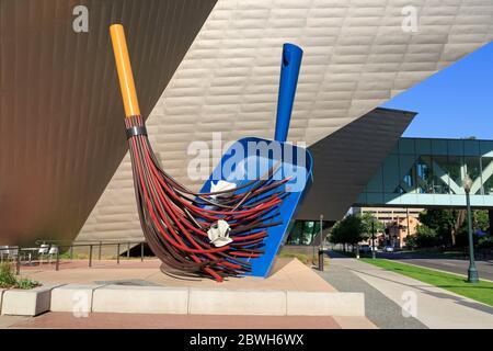 Große Sweep-Skulptur von Claes Oldenburg,Denver Art Museum,Denver,Colorado,USA Stockfoto