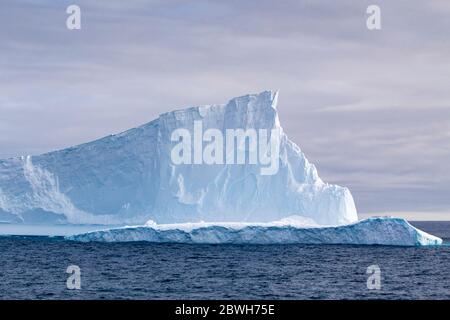 Eisberg, nahe Joinville Island, Antarktische Halbinsel, Antarktis, Weddel Sea, Südsee Stockfoto