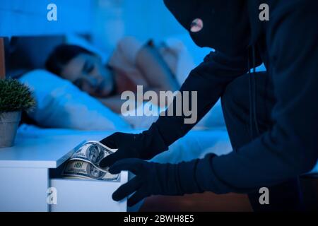 Dieb stehlen in der Nacht im Haus mit Mieter schlafen Stockfoto