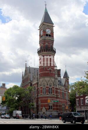 Jefferson Market Library, Zweigstelle der NYPL, ursprünglich als Gerichtsgebäude im Jahr 1877 erbaut, historisches Wahrzeichen Gebäude in Greenwich Village, New York Stockfoto