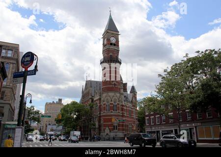 Jefferson Market Library, Zweigstelle der NYPL, ursprünglich als Gerichtsgebäude im Jahr 1877 erbaut, historisches Wahrzeichen Gebäude in Greenwich Village, New York Stockfoto
