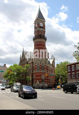 Jefferson Market Library, Zweigstelle der NYPL, ursprünglich als Gerichtsgebäude im Jahr 1877 erbaut, historisches Wahrzeichen Gebäude in Greenwich Village, New York Stockfoto