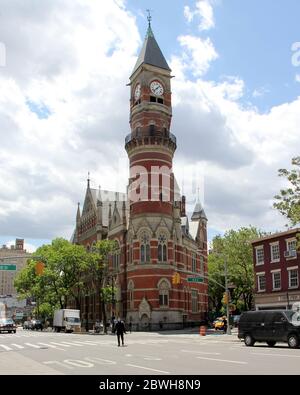 Jefferson Market Library, Zweigstelle der NYPL, ursprünglich als Gerichtsgebäude im Jahr 1877 erbaut, historisches Wahrzeichen Gebäude in Greenwich Village, New York Stockfoto