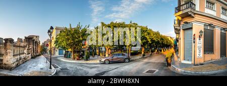 Blick auf geschlossene Geschäfte in Aiolou und Adrianou St neben dem Palea Agora Platz in Monasteraki Gegend, Athen. Griechenland. Stockfoto