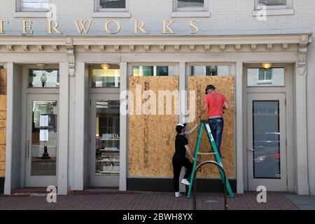 Washington, DC, USA. Juni 2020. Ansicht der an Bord getretene Unternehmen als Washington DC Preps für Nacht 4 von George Floyd Protesten am 1. Juni 2020. Kredit: Mpi34/Media Punch/Alamy Live News Stockfoto