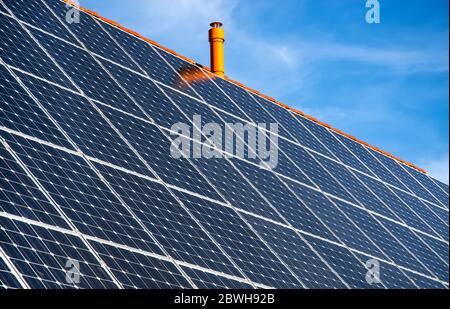 Solar Panel Installation auf dem Hausdach Stockfoto
