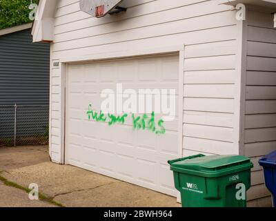 Oak Park, Illinois. Juni 2020. Rassistische Graffiti auf einer Garage auf der Nordseite dieses Chicagoer Vororts. Offensichtlich wussten die Purpetratoren, wer auf jedem markierten Grundstück lebte, da sowohl Anti-Weiß- als auch Anti-Schwarz-Graffiti auf ausgewählten Immobilien verwendet wurden und mit der Rasse der Hausbesitzer variierten. Stockfoto