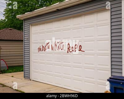 Oak Park, Illinois. Juni 2020. Rassistische Graffiti auf einer Garage auf der Nordseite dieses Chicagoer Vororts. Offensichtlich wussten die Purpetratoren, wer auf jedem markierten Grundstück lebte, da sowohl Anti-Weiß- als auch Anti-Schwarz-Graffiti auf ausgewählten Immobilien verwendet wurden und mit der Rasse der Hausbesitzer variierten. Stockfoto