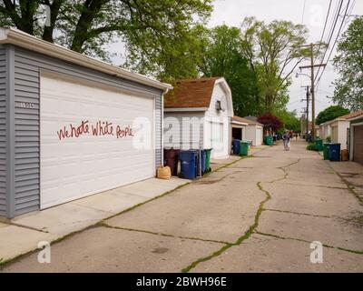 Oak Park, Illinois. Juni 2020. Rassistische Graffiti auf einer Garage auf der Nordseite dieses Chicagoer Vororts. Offensichtlich wussten die Purpetratoren, wer auf jedem markierten Grundstück lebte, da sowohl Anti-Weiß- als auch Anti-Schwarz-Graffiti auf ausgewählten Immobilien verwendet wurden und mit der Rasse der Hausbesitzer variierten. Stockfoto