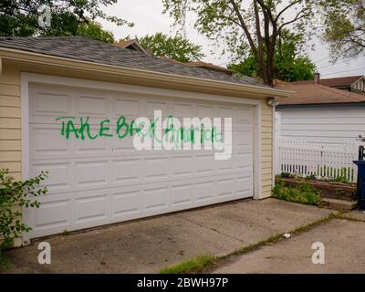 Oak Park, Illinois. Juni 2020. Rassistische Graffiti auf einer Garage auf der Nordseite dieses Chicagoer Vororts. Offensichtlich wussten die Purpetratoren, wer auf jedem markierten Grundstück lebte, da sowohl Anti-Weiß- als auch Anti-Schwarz-Graffiti auf ausgewählten Immobilien verwendet wurden und mit der Rasse der Hausbesitzer variierten. Stockfoto