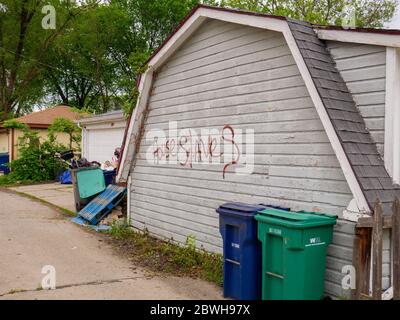 Oak Park, Illinois. Juni 2020. Rassistische Graffiti auf einer Garage auf der Nordseite dieses Chicagoer Vororts. Offensichtlich wussten die Purpetratoren, wer auf jedem markierten Grundstück lebte, da sowohl Anti-Weiß- als auch Anti-Schwarz-Graffiti auf ausgewählten Immobilien verwendet wurden und mit der Rasse der Hausbesitzer variierten. Stockfoto