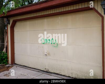 Oak Park, Illinois. Juni 2020. Rassistische Graffiti auf einer Garage auf der Nordseite dieses Chicagoer Vororts. Offensichtlich wussten die Purpetratoren, wer auf jedem markierten Grundstück lebte, da sowohl Anti-Weiß- als auch Anti-Schwarz-Graffiti auf ausgewählten Immobilien verwendet wurden und mit der Rasse der Hausbesitzer variierten. Stockfoto