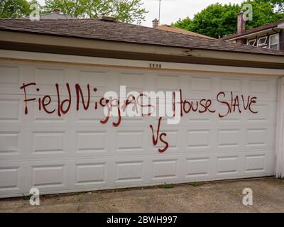 Oak Park, Illinois. Juni 2020. Rassistische Graffiti auf einer Garage auf der Nordseite dieses Chicagoer Vororts. Offensichtlich wussten die Purpetratoren, wer auf jedem markierten Grundstück lebte, da sowohl Anti-Weiß- als auch Anti-Schwarz-Graffiti auf ausgewählten Immobilien verwendet wurden und mit der Rasse der Hausbesitzer variierten. Stockfoto