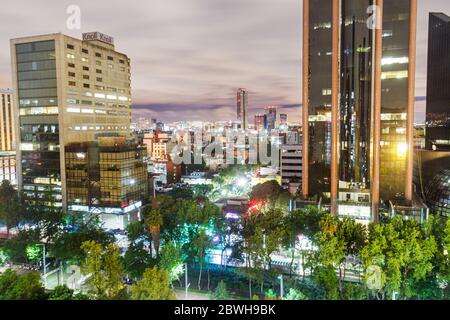 Mexiko-Stadt, Mexiko, Mexiko, Paseo de la Reforma, Cuauhtemoc, Edificio Reforma Avantel, Skyline der Stadt, Nacht, Blick von oben, Bäume, Gebäude, Licht, Blick, Mexiko 12 Stockfoto