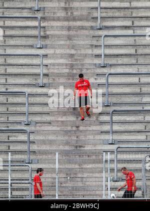 Stadt Köln, Deutschland. Juni 2020. Ghost-Spiel, leer, leere Plätze, Bereich, Tribüne, Stadion, Block, innen, Sport: Fußball: 1. Bundesliga: Saison 19/20: 01.06.2020 29. Spieltag: 1.FC Köln, KÖLN - RB Leipzig Quelle: dpa/Alamy Live News Stockfoto