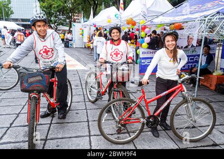 Mexiko-Stadt, Mexiko, Mexiko, Paseo de la Reforma, Cicloton, Stadtradprogramm, Fahrrad, Radfahren, Reiten, Radfahren, Fahrer, Fahrrad, erste Hilfe, hispanische Mädchen gir Stockfoto