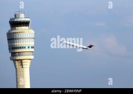 Fairfax, VA, USA. Juni 2020. Blick auf MD-88 Flugzeug, da Delta seine letzten MD-88s und MD-90s am 2. Juni in den Ruhestand. Dull International Airport am 1. Juni 2020 in Fairfax, Virginia. Kredit: Mpi34/Media Punch/Alamy Live News Stockfoto