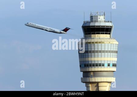 Fairfax, VA, USA. Juni 2020. Blick auf MD-88 Flugzeug, da Delta seine letzten MD-88s und MD-90s am 2. Juni in den Ruhestand. Dull International Airport am 1. Juni 2020 in Fairfax, Virginia. Kredit: Mpi34/Media Punch/Alamy Live News Stockfoto