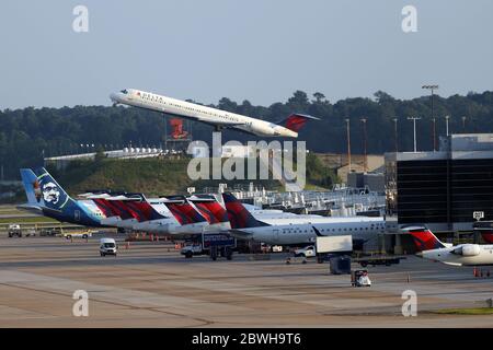 Fairfax, VA, USA. Juni 2020. Blick auf MD-88 Flugzeug, da Delta seine letzten MD-88s und MD-90s am 2. Juni in den Ruhestand. Dull International Airport am 1. Juni 2020 in Fairfax, Virginia. Kredit: Mpi34/Media Punch/Alamy Live News Stockfoto