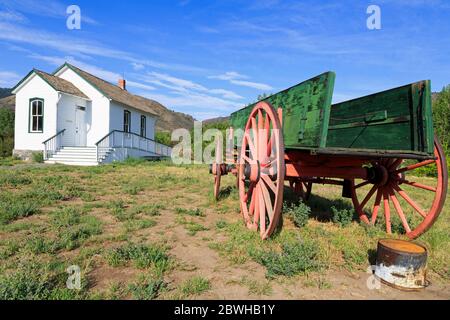 Wagon & Church im Clear Creek History Park, Golden, Colorado, USA Stockfoto