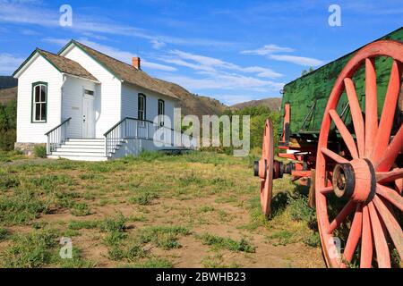 Wagon & Church im Clear Creek History Park, Golden, Colorado, USA Stockfoto