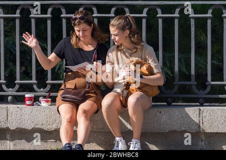 Turistas junto al Palacio Real de Madrid. España Stockfoto