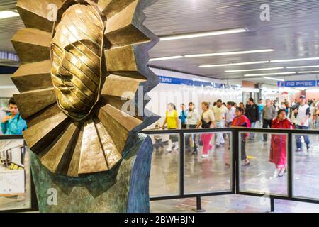 Mexico City, DF México, Federal District, Distrito Federal, Zona Rosa, Mexico City, Metro U-Bahn, Pino Suarez Station, Linie 1, Skulptur von Frida Kahlo, Pendeln Stockfoto