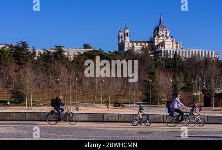 Catedral de la Almudena vista desde Madrid Río. Madrid. España Stockfoto